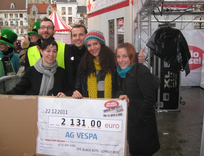 Collega's aan het Glazen Huis met de cheque