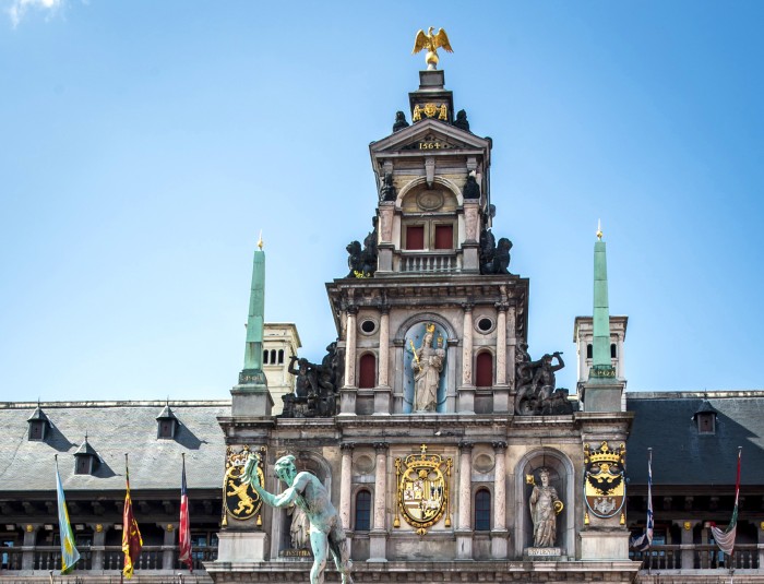 Koperen obelisken aan het stadhuis