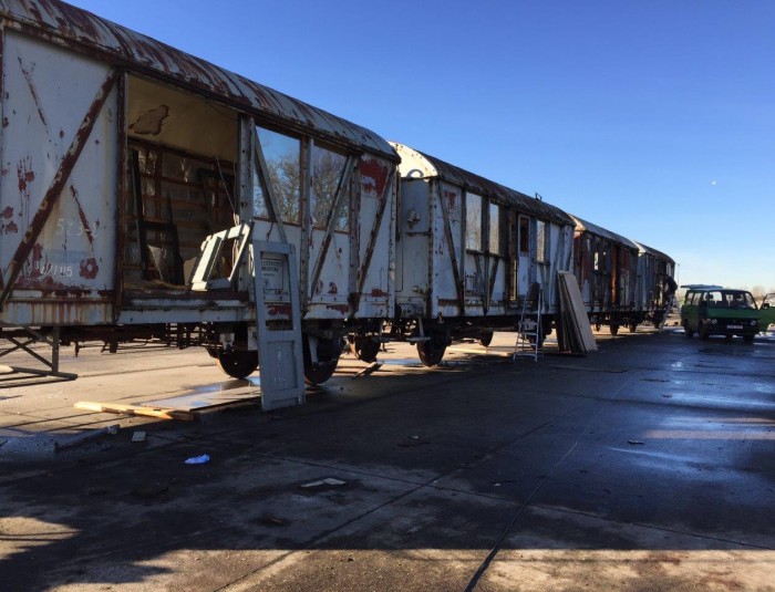 Renovatie treinwagons door vzw Bahnhof tijdens werken op spoor oost