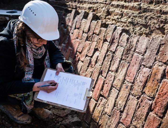 Stedelijke archeologen aan het werk op de werf t.h.v. Loodswezen (© Lucid)
