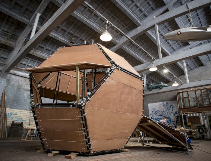 De buurtsculptuur in opbouw © Siege Dehing 