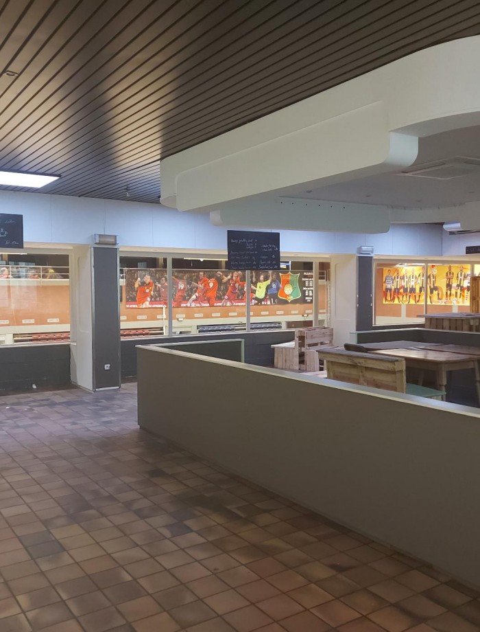 Cafetaria met zicht op sporthal (voor aanvang van de werken).