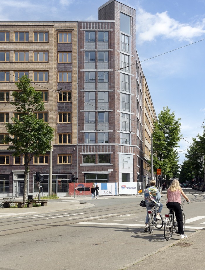 Het hoekgebouw van de Fierensblokken aan de Nationalestraat. 