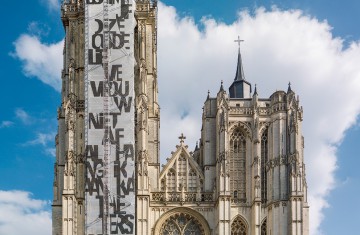 Stadsgedicht op steigerdoeken kathedraaltoren - © Koen De Waal