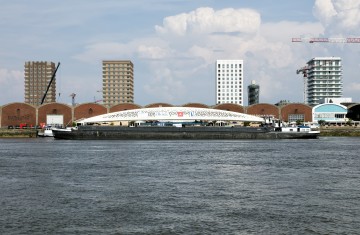 Parkbrug wordt  langs de Schelde getransporteerd naar het het Eilandje
